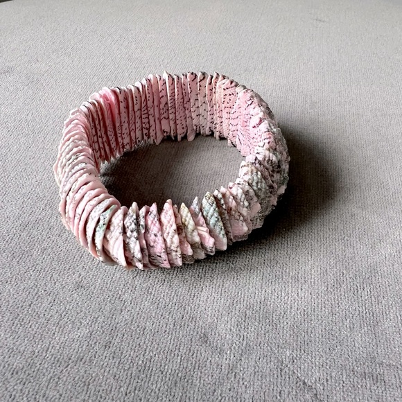 Bracelet made with real pink shells - Picture 2 of 4
